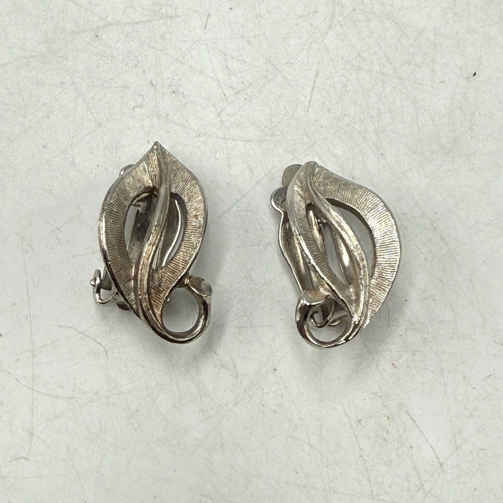 Vintage Silver Tone Textured Leaf Swirl Clip On Earrings Mid Century Style